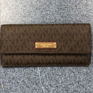MK wallet with zipper